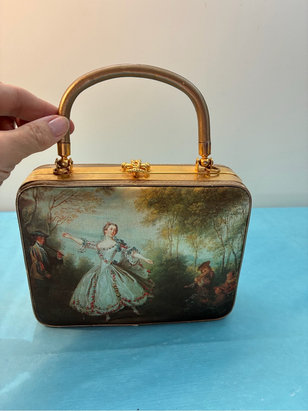 Jeanne Lottie Gold Vintage-Style Painted Rococo Scene Top Métal Handle Bag